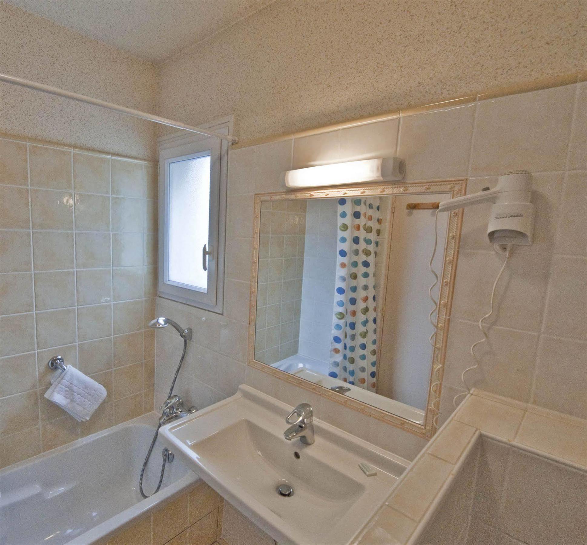 Hotel Les Oliviers Fayence Bagian luar foto