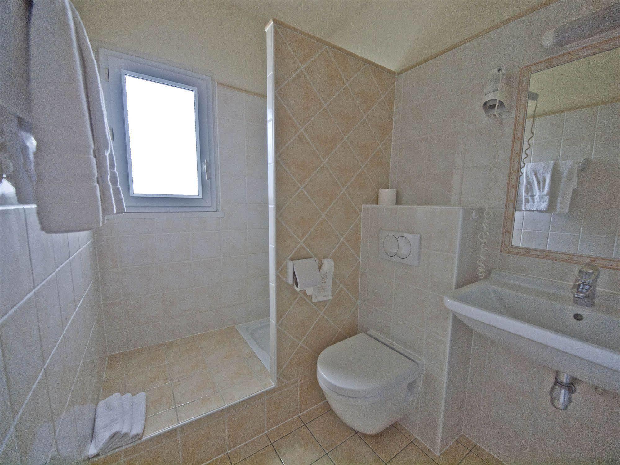 Hotel Les Oliviers Fayence Bagian luar foto